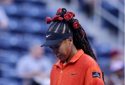 Наоми Осака блистает на US Open: победа на корте и розы в волосах